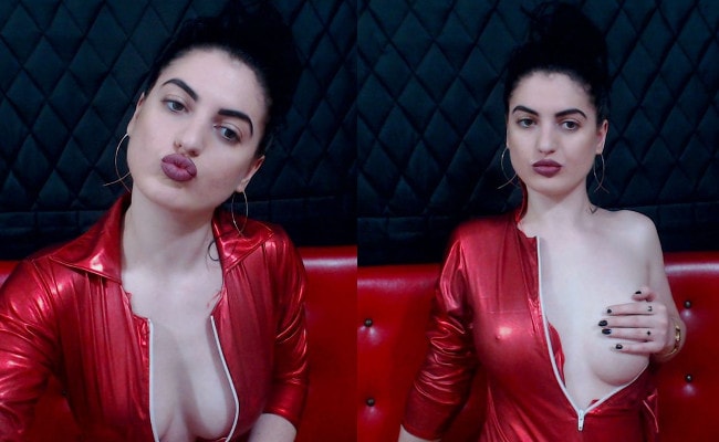 findom camgirl drops latex top from big tits